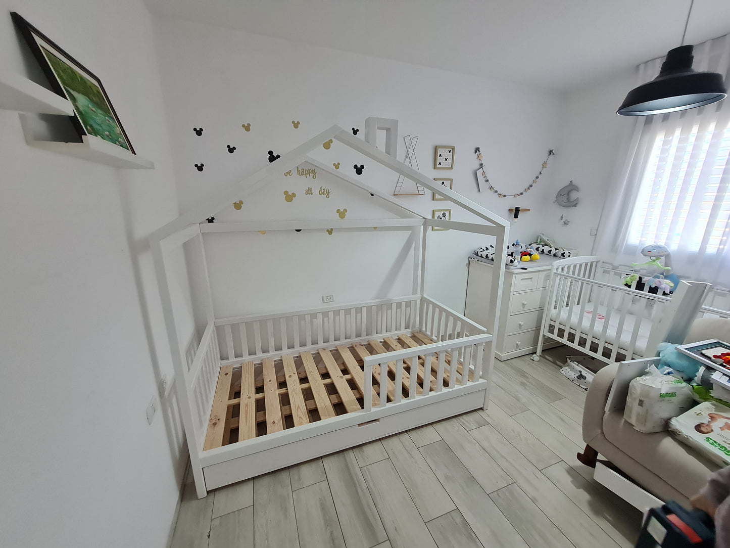 מיטת בית חבר מונטסורית מעץ מלא בצורת בית דגם נחל