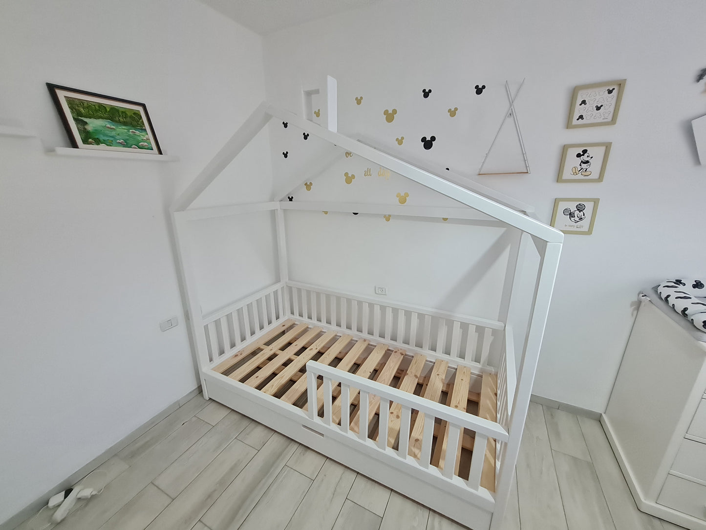 מיטת בית חבר מונטסורית מעץ מלא בצורת בית דגם נחל