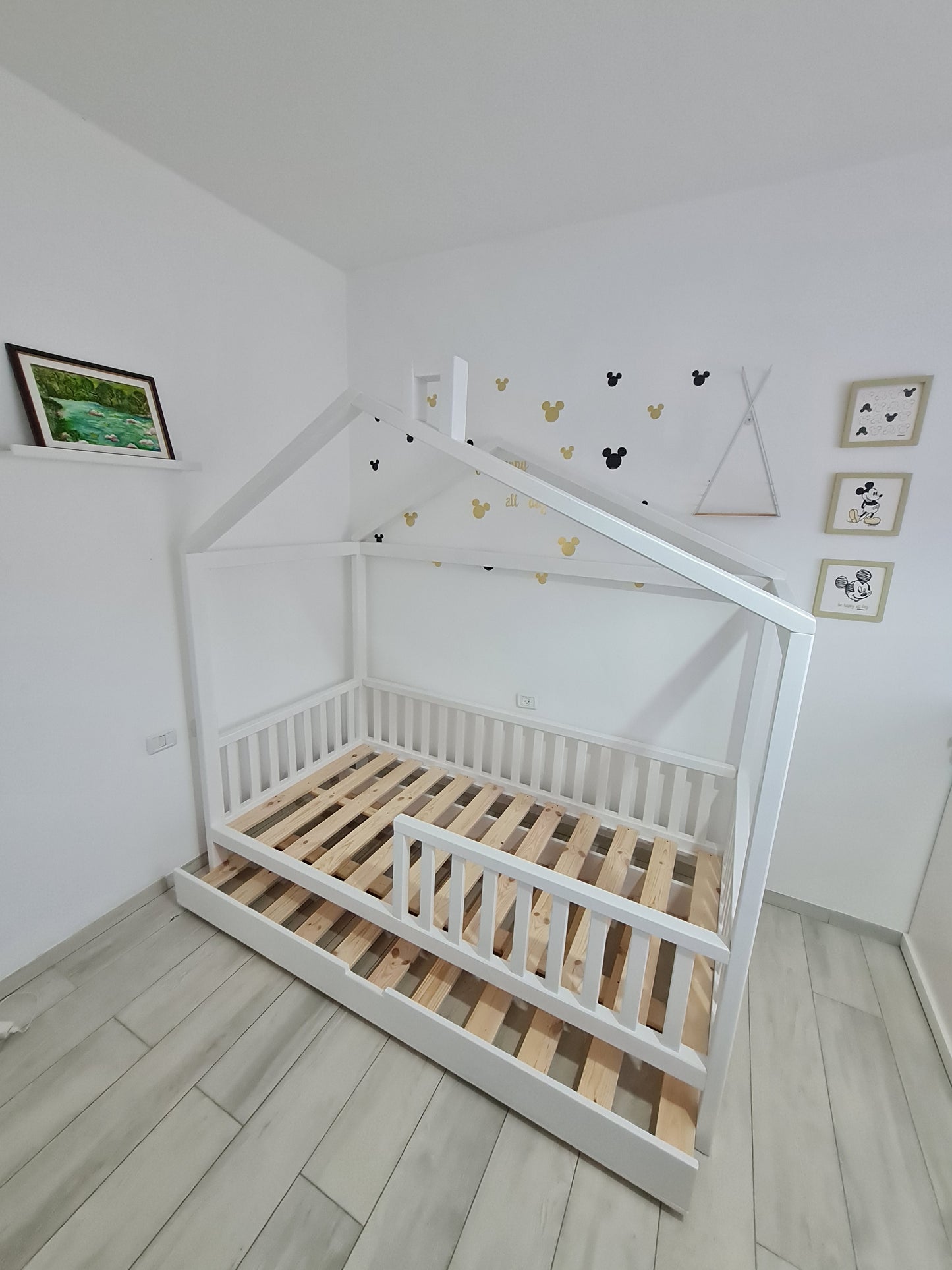 מיטת בית חבר מונטסורית מעץ מלא בצורת בית דגם נחל