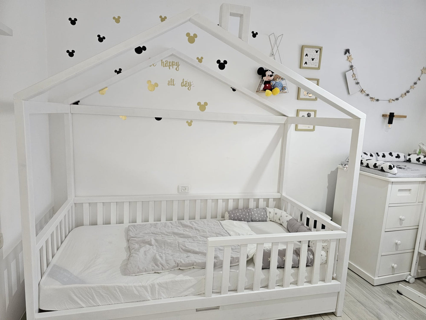 מיטת בית חבר מונטסורית מעץ מלא בצורת בית דגם נחל