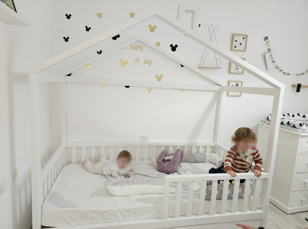 מיטת בית חבר מונטסורית מעץ מלא בצורת בית דגם נחל